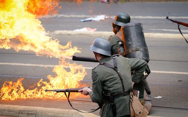 FOTOGALERIE: Tanky i plamenomety. Do ulic Prahy se v rekonstrukci vrátily boje z konce války