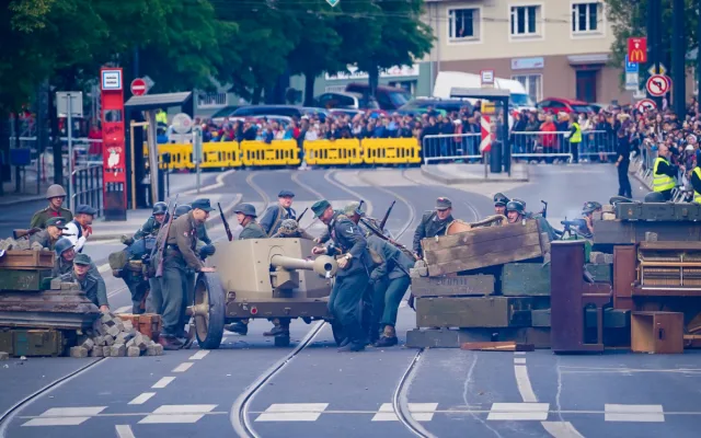 FOTOGALERIE: Tanky i plamenomety. Do ulic Prahy se v rekonstrukci vrátily boje z konce války