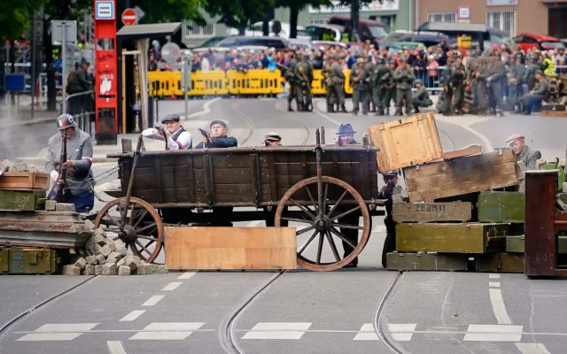 FOTOGALERIE: Tanky i plamenomety. Do ulic Prahy se v rekonstrukci vrátily boje z konce války