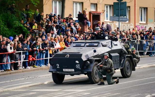 FOTOGALERIE: Tanky i plamenomety. Do ulic Prahy se v rekonstrukci vrátily boje z konce války