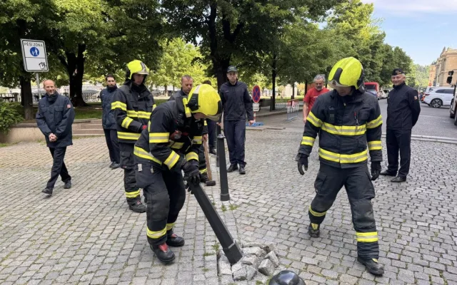Hasiči řešili v Praze 1 sloupky jako překážku, v případě nutnosti je odstraní násilně