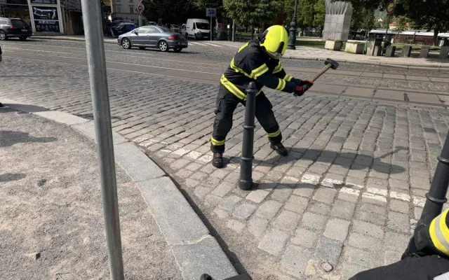 Hasiči řešili v Praze 1 sloupky jako překážku, v případě nutnosti je odstraní násilně