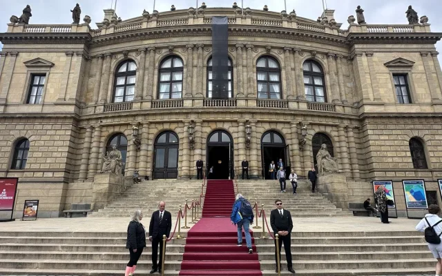 FOTOGALERIE: Na poslední rozloučení s Bartoškou se v Rudolfinu stála fronta