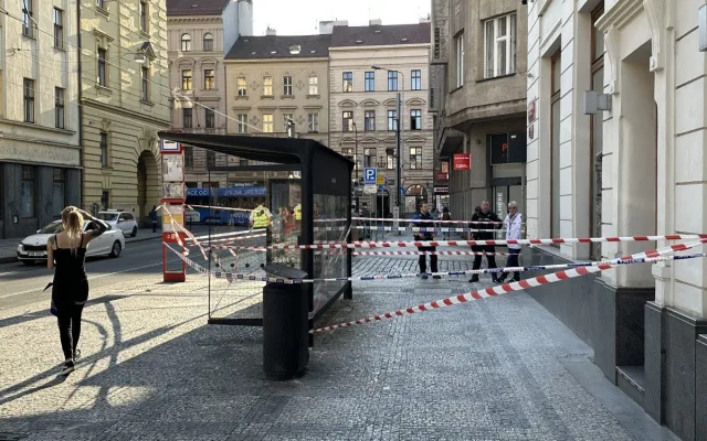 Další uvolněný kus římsy. U domu v Lazarské, kde zemřel člověk, opět zasahují hasiči