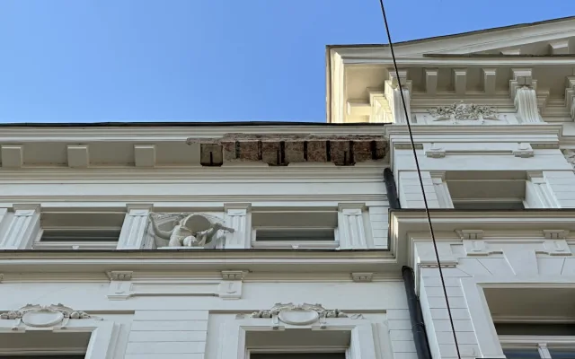 Další uvolněný kus římsy. U domu v Lazarské, kde zemřel člověk, opět zasahují hasiči