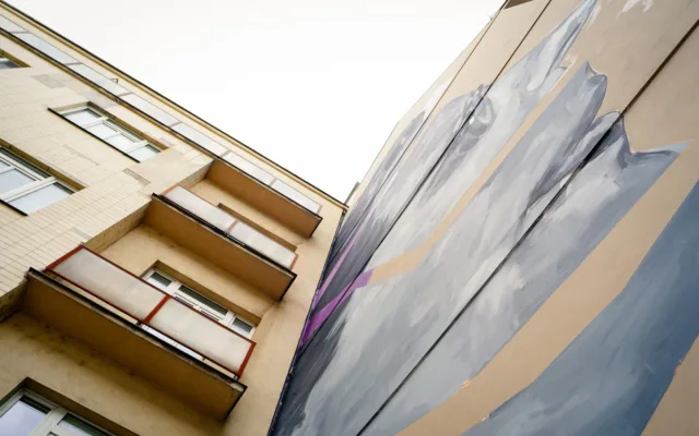 FOTOGALERIE: V Holešovicích tvoří Toy Box nový mural, připomene Miladu Horákovou