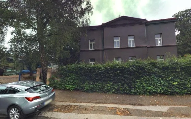 Dům v Praze 6 obsadili squatteři, před policisty vylezli na střechu