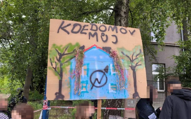 Dům v Praze 6 obsadili squatteři, před policisty vylezli na střechu