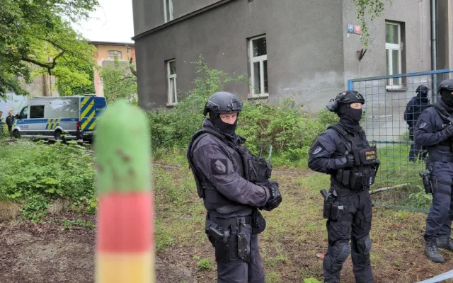 Dům v Praze 6 obsadili squatteři, před policisty vylezli na střechu