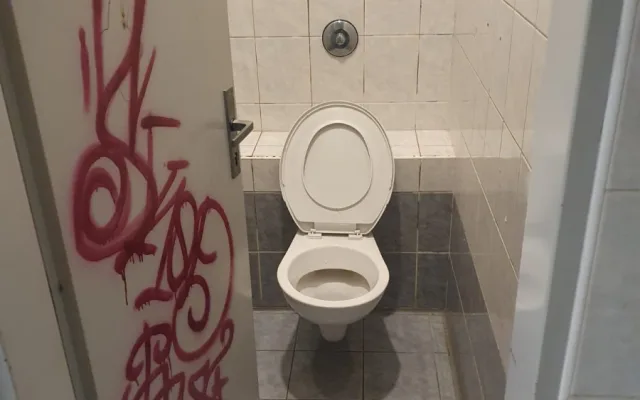 Zápach, špína, nebezpečné osoby. Lidé si stěžují na okolí stanic metra v Praze 8