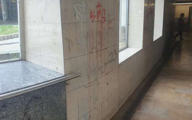 Zápach, špína, nebezpečné osoby. Lidé si stěžují na okolí stanic metra v Praze 8