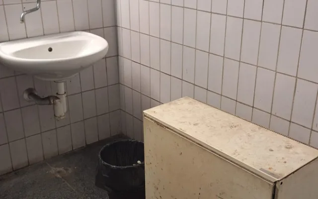 Zápach, špína, nebezpečné osoby. Lidé si stěžují na okolí stanic metra v Praze 8