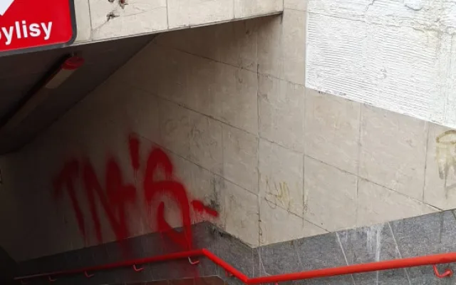 Zápach, špína, nebezpečné osoby. Lidé si stěžují na okolí stanic metra v Praze 8