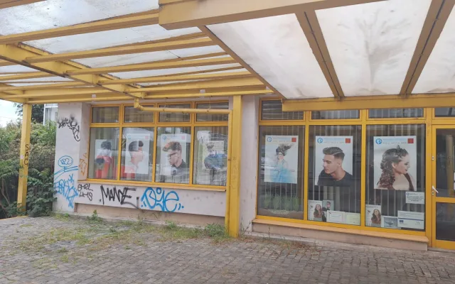 Zápach, špína, nebezpečné osoby. Lidé si stěžují na okolí stanic metra v Praze 8