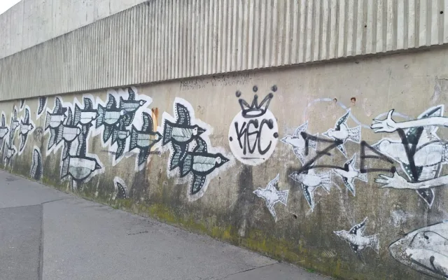 Zápach, špína, nebezpečné osoby. Lidé si stěžují na okolí stanic metra v Praze 8