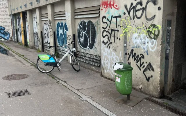 Zápach, špína, nebezpečné osoby. Lidé si stěžují na okolí stanic metra v Praze 8