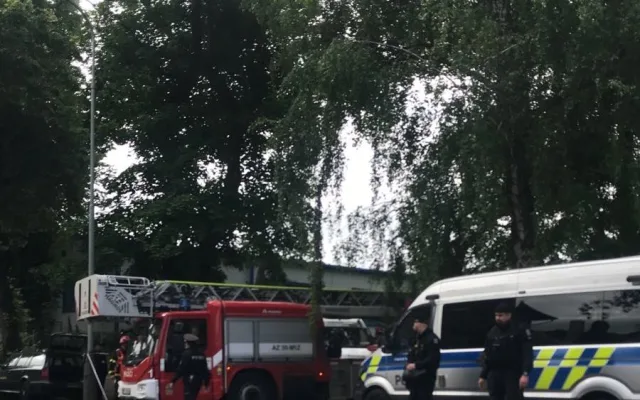 Squatteři už jsou na střeše domu v Dejvicích třetí den, vyjednává s nimi policie