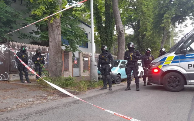 Squatteři už jsou na střeše domu v Dejvicích třetí den, vyjednává s nimi policie