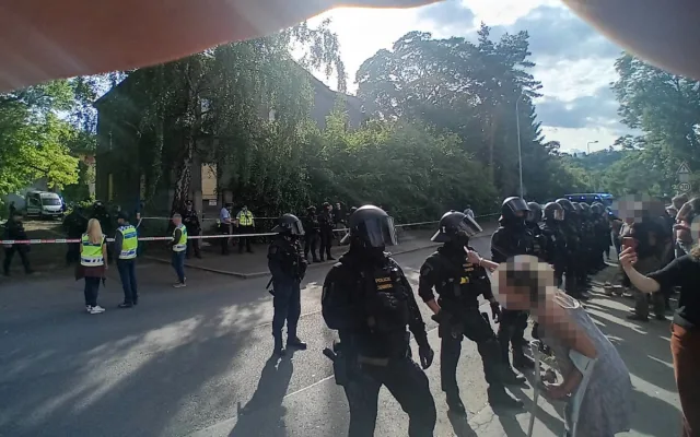 Squatteři už jsou na střeše domu v Dejvicích třetí den, vyjednává s nimi policie