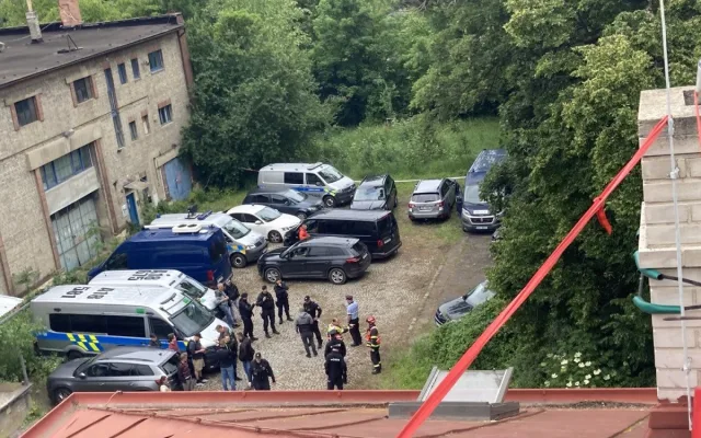 Squatteři už jsou na střeše domu v Dejvicích třetí den, vyjednává s nimi policie