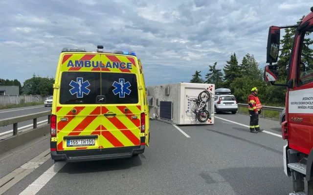 Starosta Řeporyjí měl nehodu na D4, karavan se mu převrátil na bok