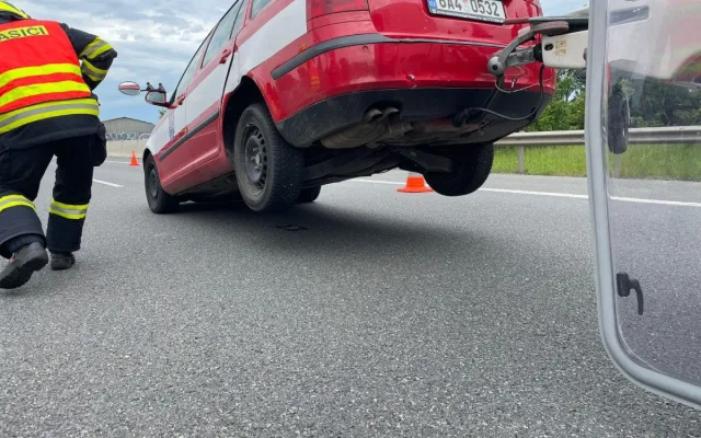Starosta Řeporyjí měl nehodu na D4, karavan se mu převrátil na bok