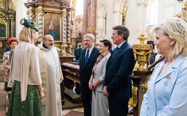 VIDEO: Nizozemská královna předala v Praze zvon ze zbytků zbraní z války na Ukrajině