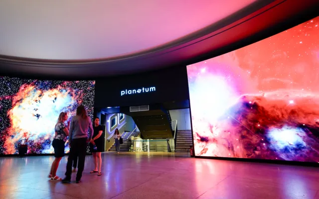 FOTO: Pražské planetárium má novou kopuli. Filmy o vesmíru lidé uvidí v 3D iluzi