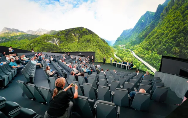 FOTO: Pražské planetárium má novou kopuli. Filmy o vesmíru lidé uvidí v 3D iluzi