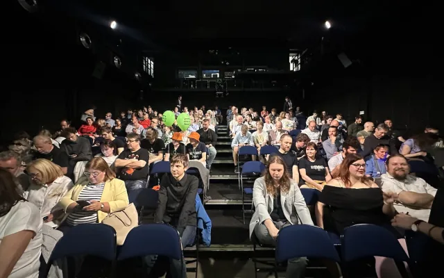 VIDEO: Fialovu debatu narušovali v Praze seniorky s píšťalkami a odpůrci Izraele