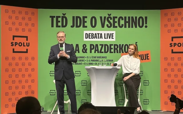 VIDEO: Fialovu debatu narušovali v Praze seniorky s píšťalkami a odpůrci Izraele