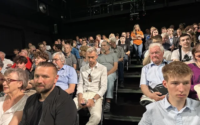 VIDEO: Fialovu debatu narušovali v Praze seniorky s píšťalkami a odpůrci Izraele