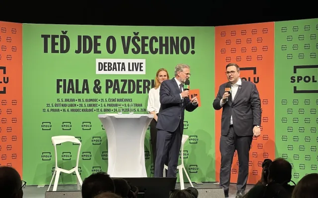 VIDEO: Fialovu debatu narušovali v Praze seniorky s píšťalkami a odpůrci Izraele