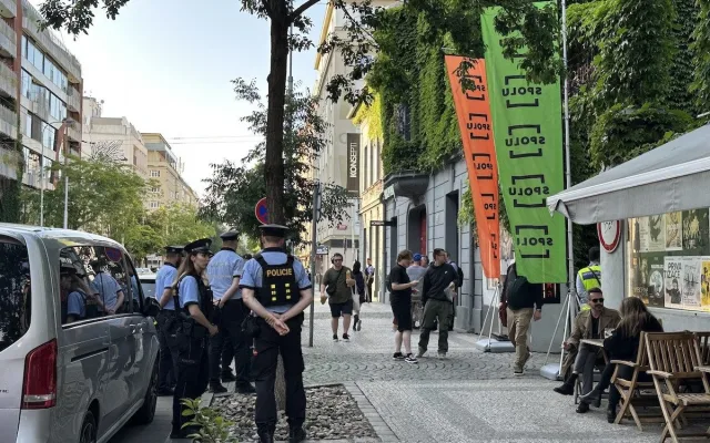 VIDEO: Fialovu debatu narušovali v Praze seniorky s píšťalkami a odpůrci Izraele