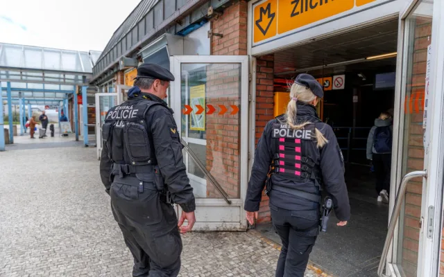 Žebrání, agrese, opilci. Incidentů v MHD je víc, než minulý rok