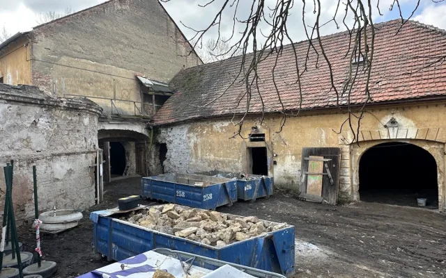 Squatteři si stěžovali na vystěhování z usedlosti Cibulka ve Štrasburku, neuspěli
