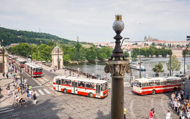 Autobusový průvod na mostě Legií v roce 2015