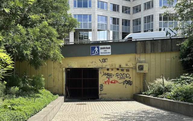 FOTO: Co se skrývá za obchodem v podchodu u Muzea? Komunisté tu chtěli garáže