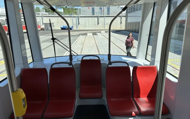 VIDEO: Nová tramvaj pro Prahu vozí první cestující, zkušební provoz potrvá tři měsíce