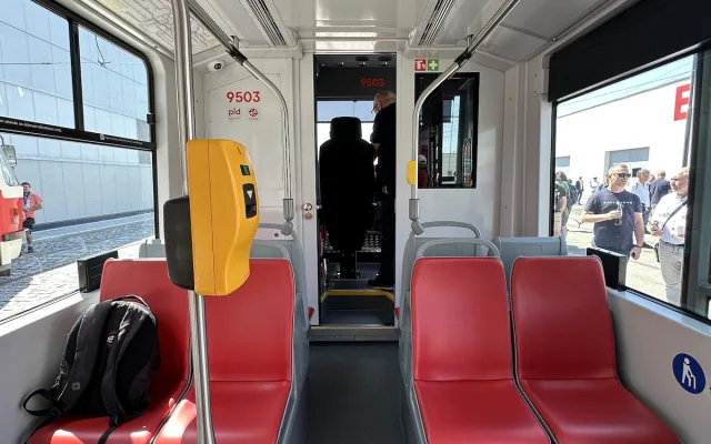 VIDEO: Nová tramvaj pro Prahu vozí první cestující, zkušební provoz potrvá tři měsíce
