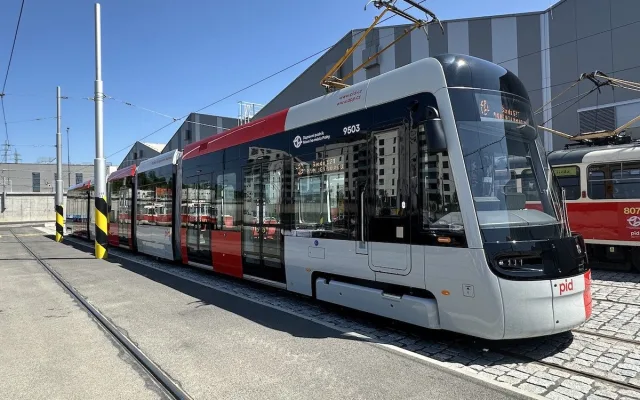 VIDEO: Nová tramvaj pro Prahu vozí první cestující, zkušební provoz potrvá tři měsíce