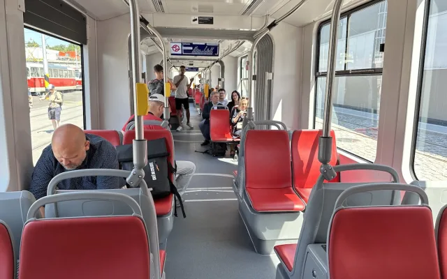 VIDEO: Nová tramvaj pro Prahu vozí první cestující, zkušební provoz potrvá tři měsíce