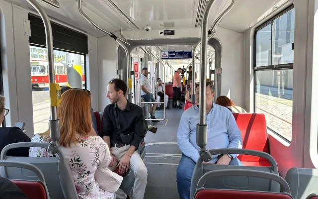 VIDEO: Nová tramvaj pro Prahu vozí první cestující, zkušební provoz potrvá tři měsíce