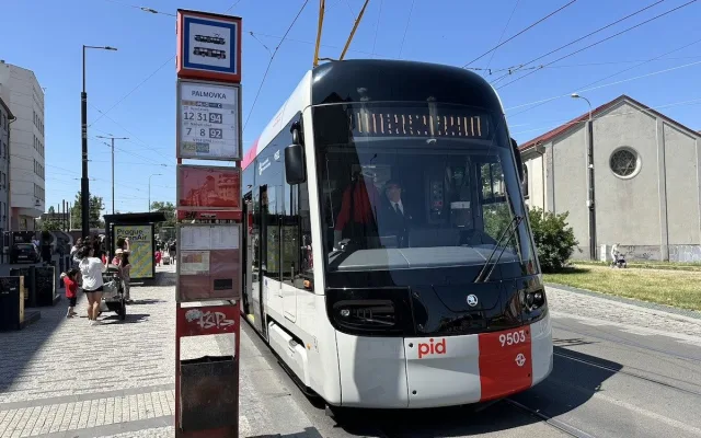 VIDEO: Nová tramvaj pro Prahu vozí první cestující, zkušební provoz potrvá tři měsíce