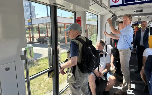 VIDEO: Nová tramvaj pro Prahu vozí první cestující, zkušební provoz potrvá tři měsíce