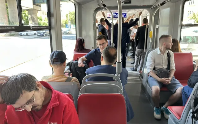 VIDEO: Nová tramvaj pro Prahu vozí první cestující, zkušební provoz potrvá tři měsíce