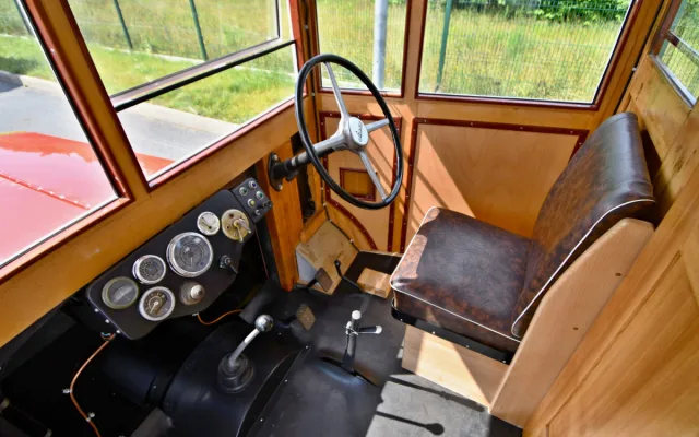 Slavnostní průvod připomněl sto let autobusové dopravy v Praze