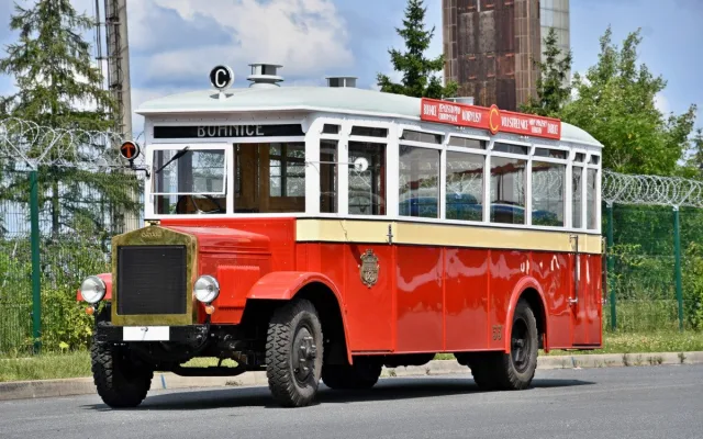 Slavnostní průvod připomněl sto let autobusové dopravy v Praze