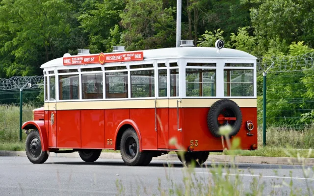 Slavnostní průvod připomněl sto let autobusové dopravy v Praze