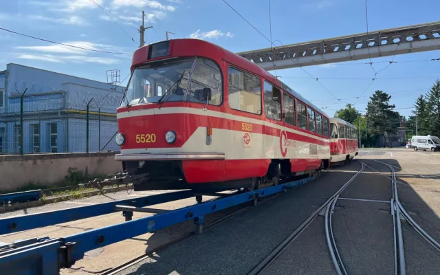 VIDEO: V dílnách brněnského dopravce opraví šest pražských retro tramvají